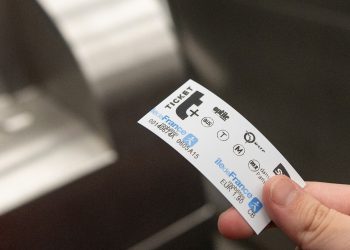 «J’étais un peu larguée» : ces touristes déboussolés par la fin progressive du ticket de métro parisien