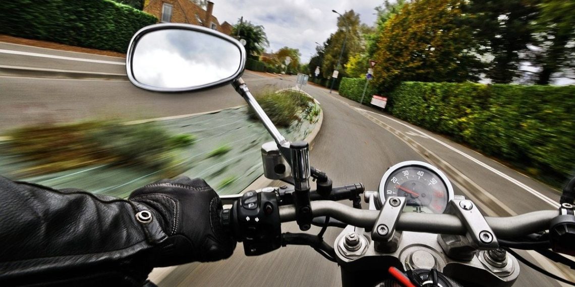 Calvados : Un jeune motard flashé à 221 km/h sur une départementale limitée à 80 km/h, son permis suspendu 6 mois