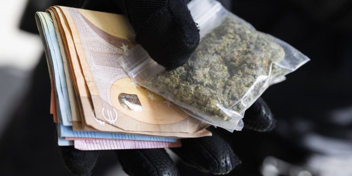 Val-d’Oise : Interpellé sans permis et un joint à la main, cet automobiliste avait 5 kg de drogue sur sa banquette