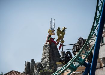 Au Parc Astérix, cinq jeunes interpellés pour des saluts nazis à bord des attractions