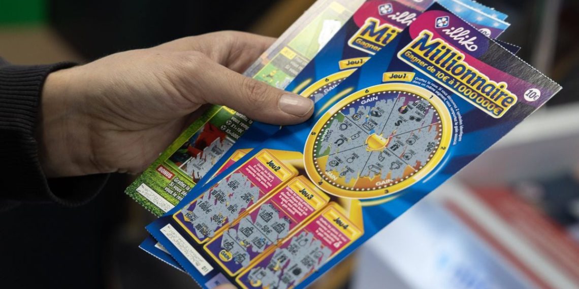 Eure : Un camion sème sur l’autoroute des milliers de jeux à gratter de la FDJ