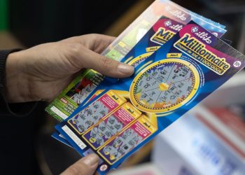 Eure : Un camion sème sur l’autoroute des milliers de jeux à gratter de la FDJ