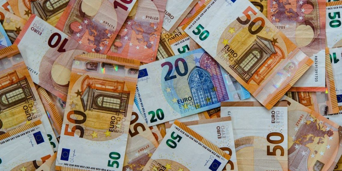 Il vole 220.000 euros à une femme en lui faisant croire qu’il peut multiplier les billets de banque