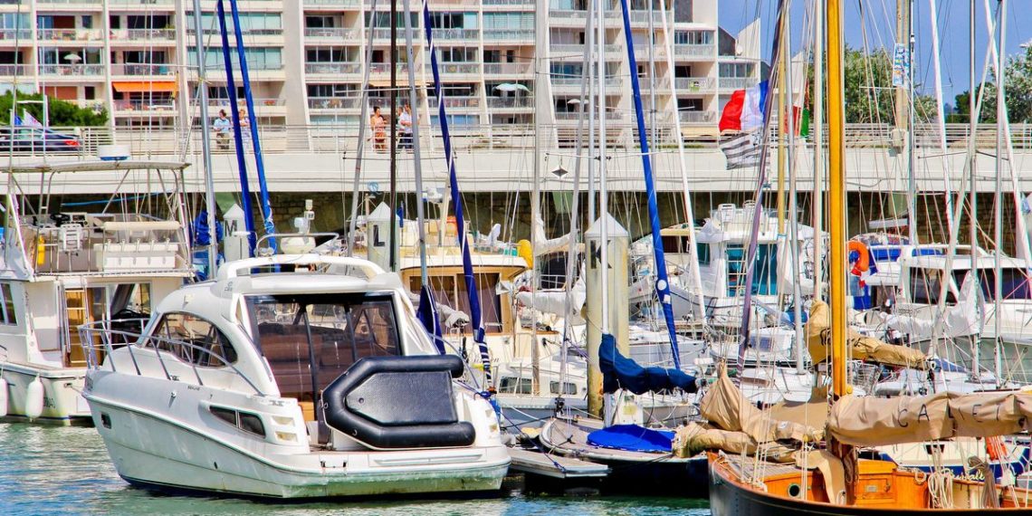 Loire-Atlantique : Elle loue un hors-bord qui termine sa course encastré dans un ponton