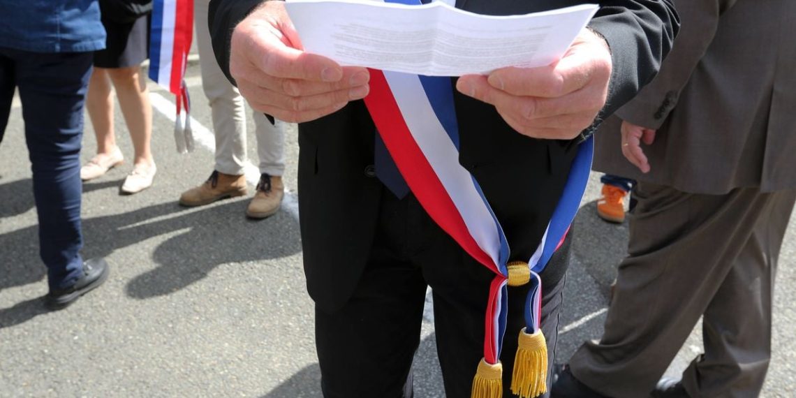 Maire agressé en Isère : Un « long rétablissement » pour Gilles Dussault, dont un poumon a été transpercé