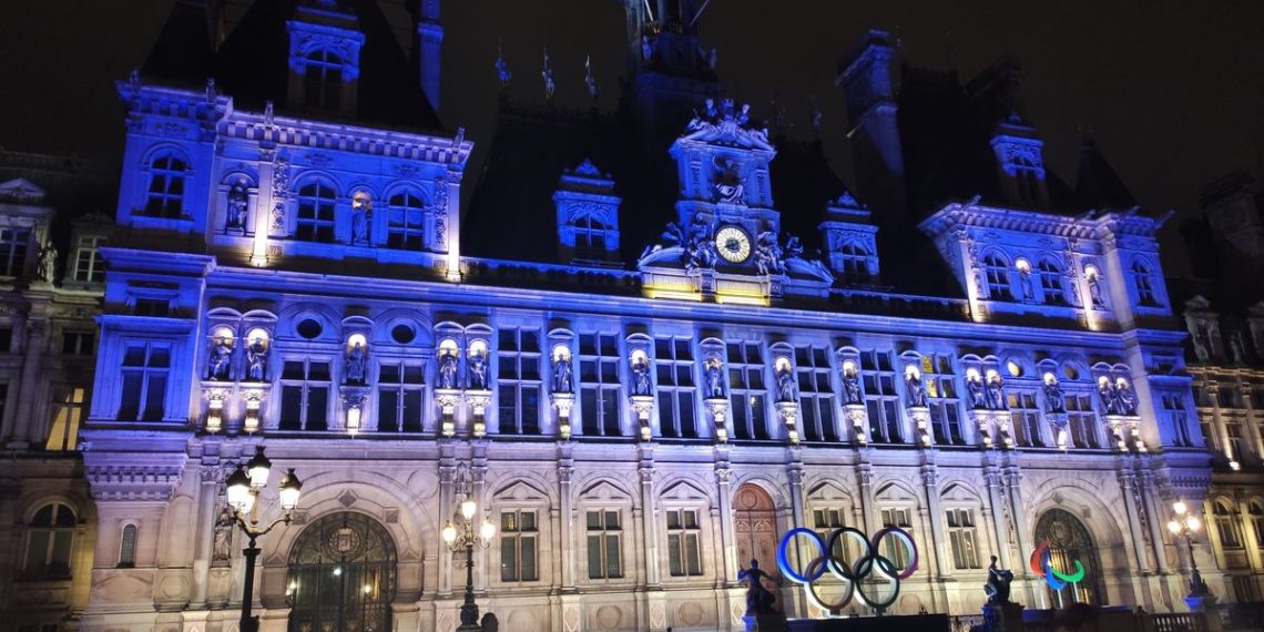 Paris : Deux hommes urinent sur une femme sans-abri et ses enfants devant l’Hôtel de Ville, une enquête en cours