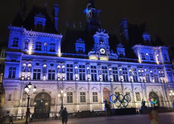 Paris : Deux hommes urinent sur une femme sans-abri et ses enfants devant l’Hôtel de Ville, une enquête en cours