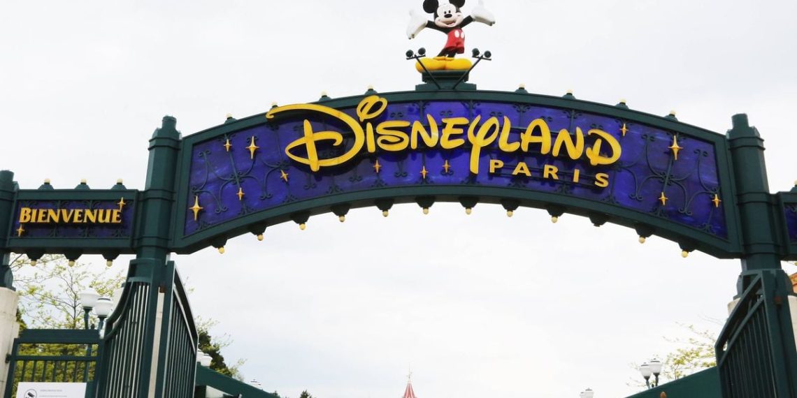 Disneyland Paris : Un réseau de vendeurs à la sauvette avec 7.800 serre-tête Mickey mis hors jeu