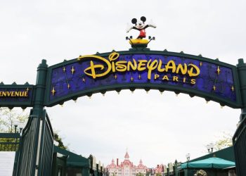 Disneyland Paris : Un réseau de vendeurs à la sauvette avec 7.800 serre-tête Mickey mis hors jeu