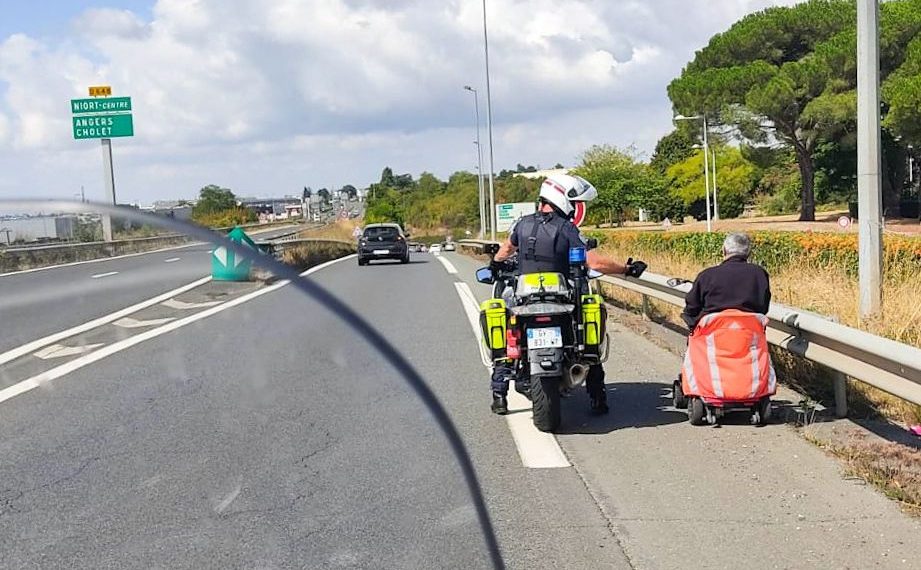 Niort : Intercepté par la police en fauteuil roulant électrique sur la voie rapide