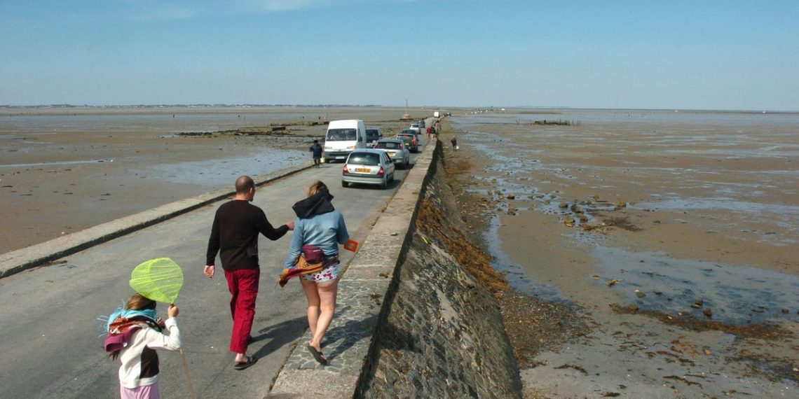 Vendée : Ils perdent la clef, leur voiture prise au piège par la marée au passage du Gois