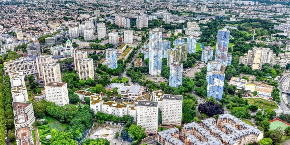 Nanterre : Un homme frappe au cutter sa compagne à la gorge après une demande en mariage refusée