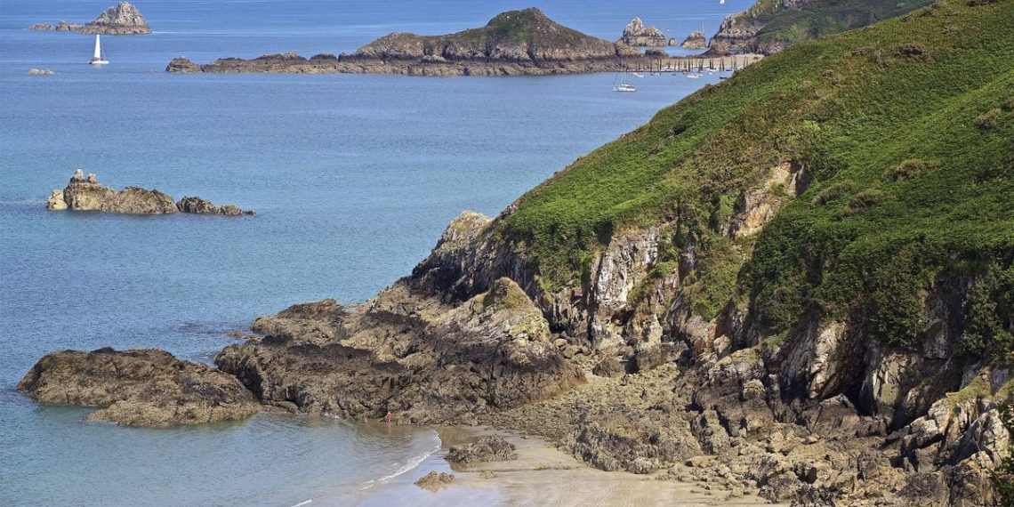 Bretagne : Piégées par la marée, huit personnes passent la nuit sur une plage