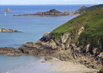 Bretagne : Piégées par la marée, huit personnes passent la nuit sur une plage