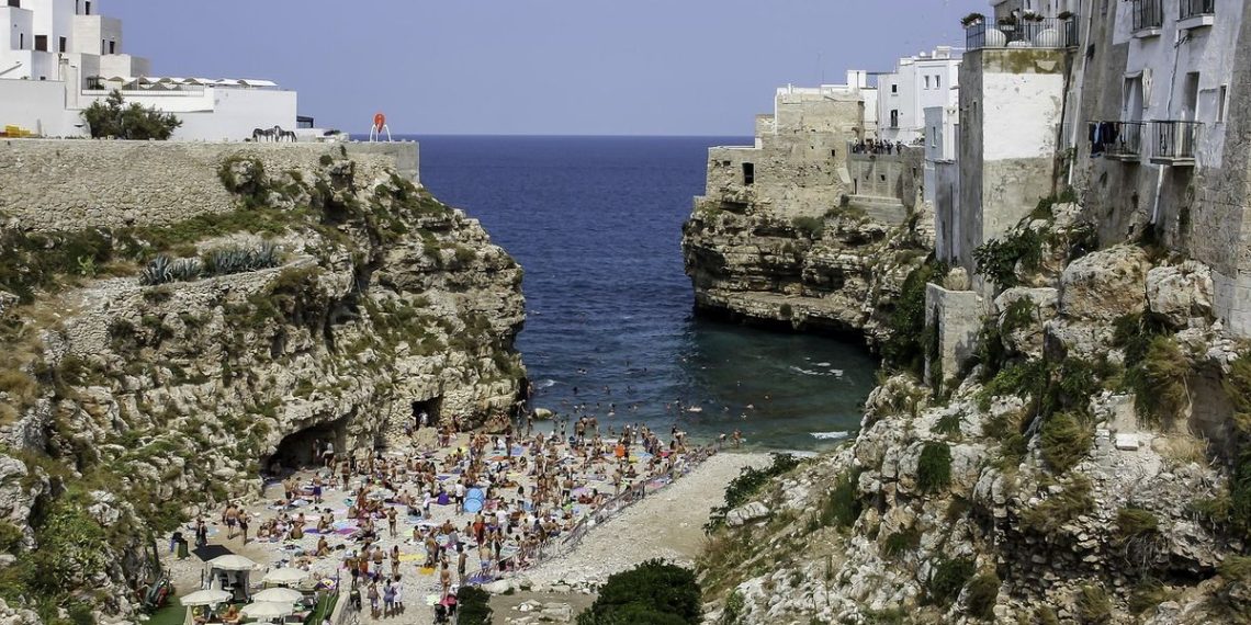 Italie : En vacances avec ses amis, un jeune de 22 ans se tue en plongeant d’une falaise
