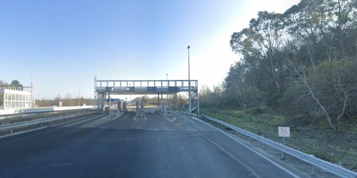 Loire-Atlantique : Un homme meurt carbonisé dans sa voiture après avoir percuté un péage