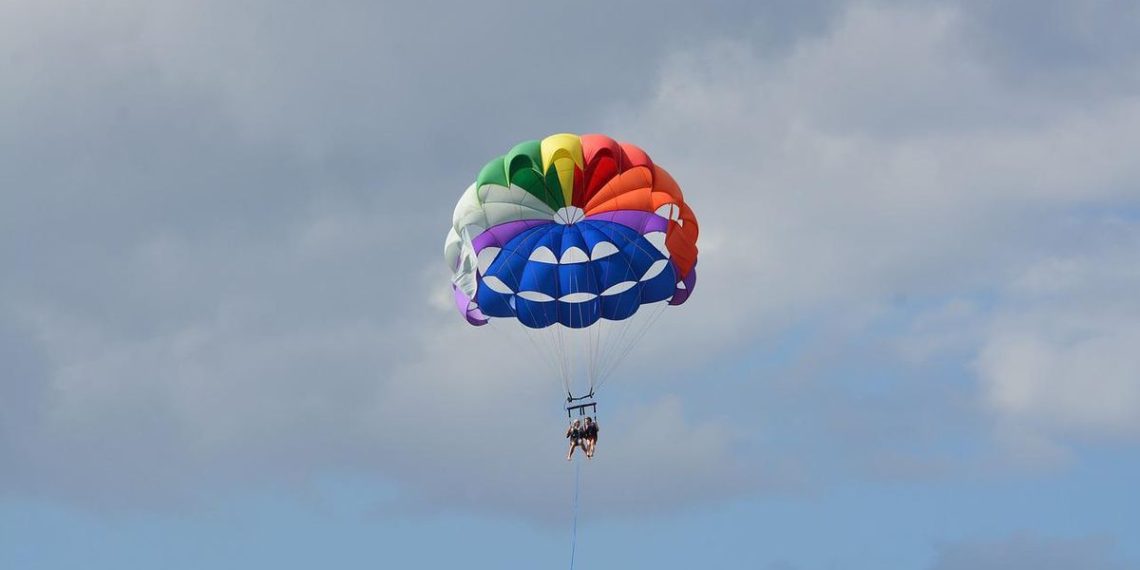 Tunisie : Une touriste dit avoir été agressée sexuellement lors d’un vol en parachute ascensionnel