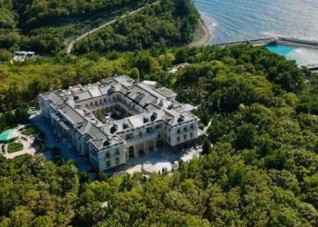 Russie : un drone ukrainien met le feu aux portes du «palais de Poutine»