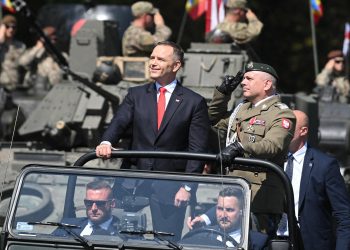Varsovie se convertit au trumpisme, le tatouage polémique de Delogu … Les coulisses du JDNews