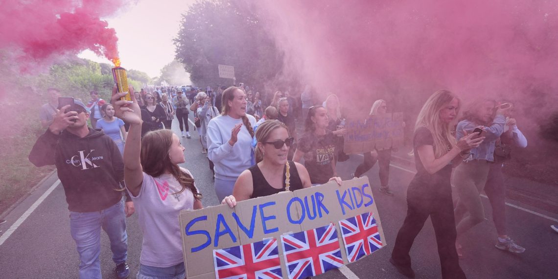 Patrouilles, manifestations… La révolte citoyenne contre l’immigration s’intensifie en Europe