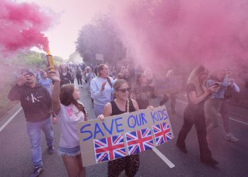Patrouilles, manifestations… La révolte citoyenne contre l’immigration s’intensifie en Europe
