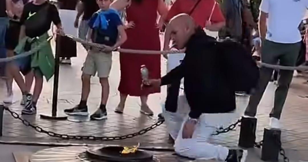 «Une insulte à nos morts» : un homme fait scandale en allumant sa cigarette sur la tombe du Soldat inconnu