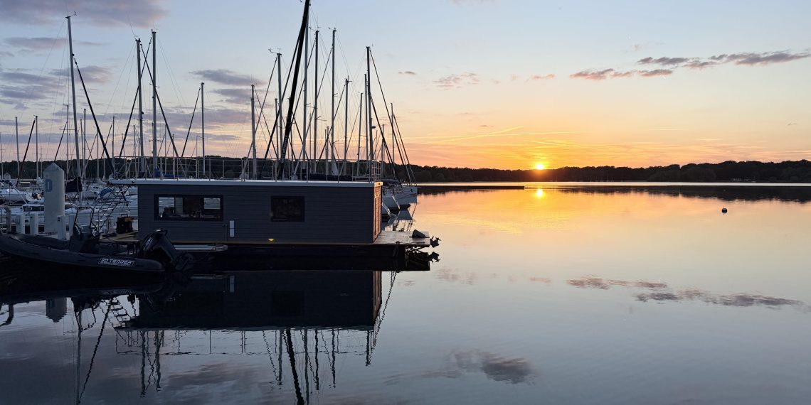 Lodges flottants et croisières de luxe : le nouveau visage du tourisme sur l’eau