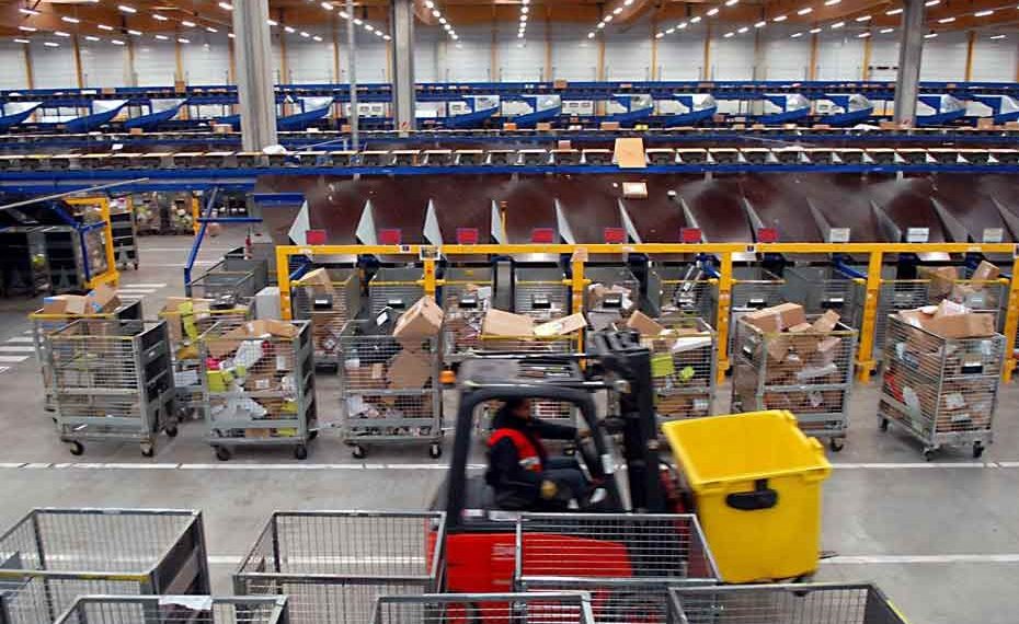 En réponse aux droits de douane américains, la Poste suspend ses envois de colis outre-Atlantique