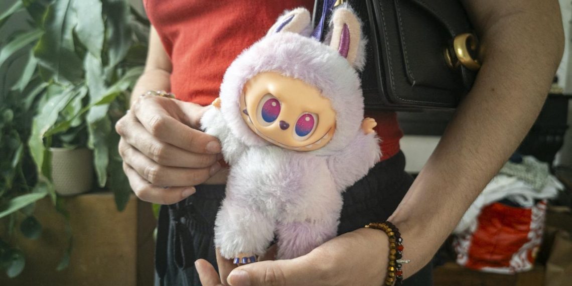 Cartes Pokémon, peluches Labubu… Le juteux business de l’adulescence