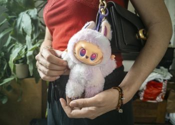 Cartes Pokémon, peluches Labubu… Le juteux business de l’adulescence
