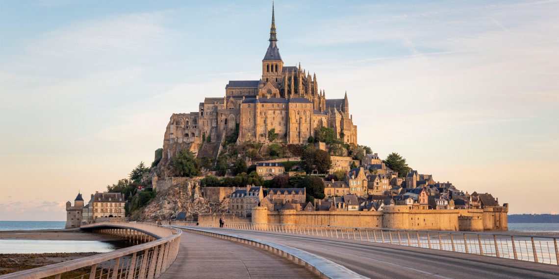 La Mère Poulard : secrets ancestraux et modernité culinaire au Mont-Saint-Michel