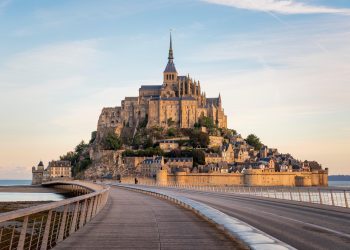La Mère Poulard : secrets ancestraux et modernité culinaire au Mont-Saint-Michel