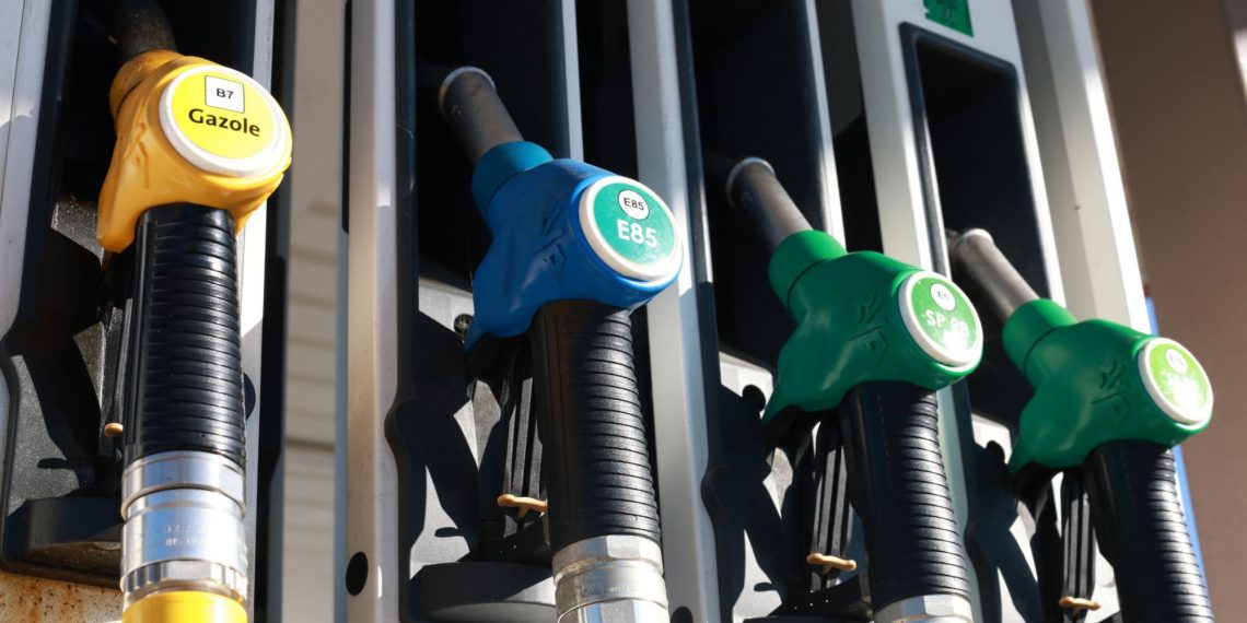 Malgré une baisse de prix inédite depuis quatre ans, faire son plein d’essence reste très coûteux