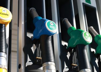 Malgré une baisse de prix inédite depuis quatre ans, faire son plein d’essence reste très coûteux
