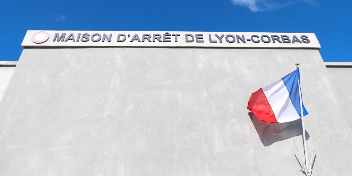 Gaz hilarant, téléphone et boissons : une fête d’anniversaire à la prison de Lyon-Corbas soulève un tollé