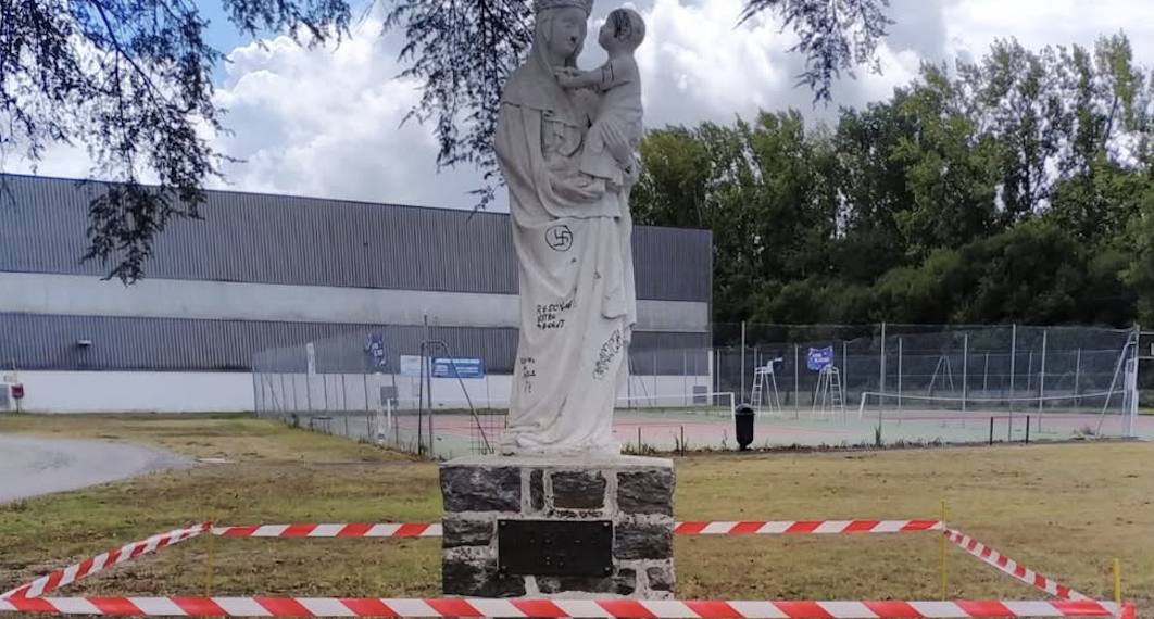 Loire-Atlantique : une statue de la Vierge recouverte de tags et de croix gammées