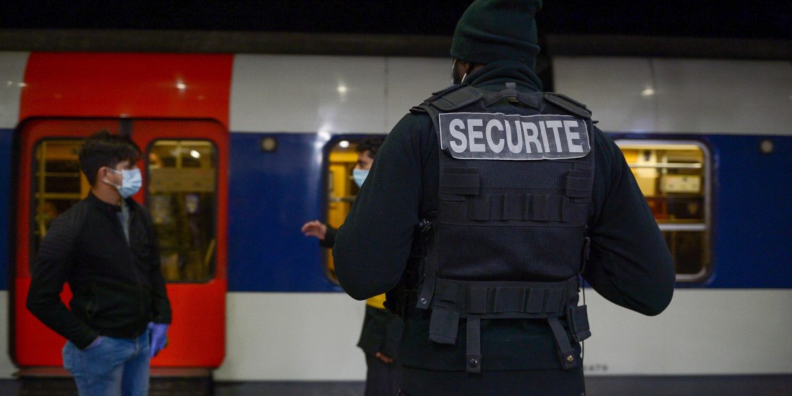 Neuf points de suture et 27 jours d’arrêt : une jeune femme tabassée pour une tenue jugée trop courte dans une gare des Yvelines