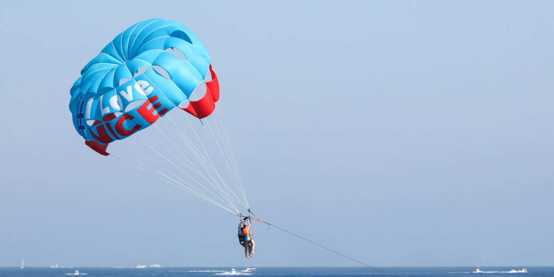 «Je me suis sentie violée, sale et j’avais peur» : une touriste britannique agressée en Tunisie lors d’une session de parachute ascensionnel