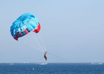 «Je me suis sentie violée, sale et j’avais peur» : une touriste britannique agressée en Tunisie lors d’une session de parachute ascensionnel