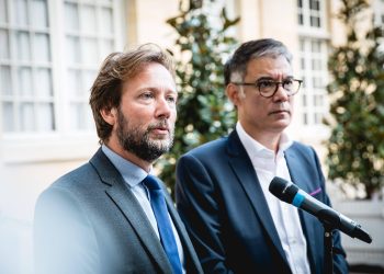 «C’est clairement une erreur» : le MoDem retire une affiche polémique assimilant le PS au RN et à LFI