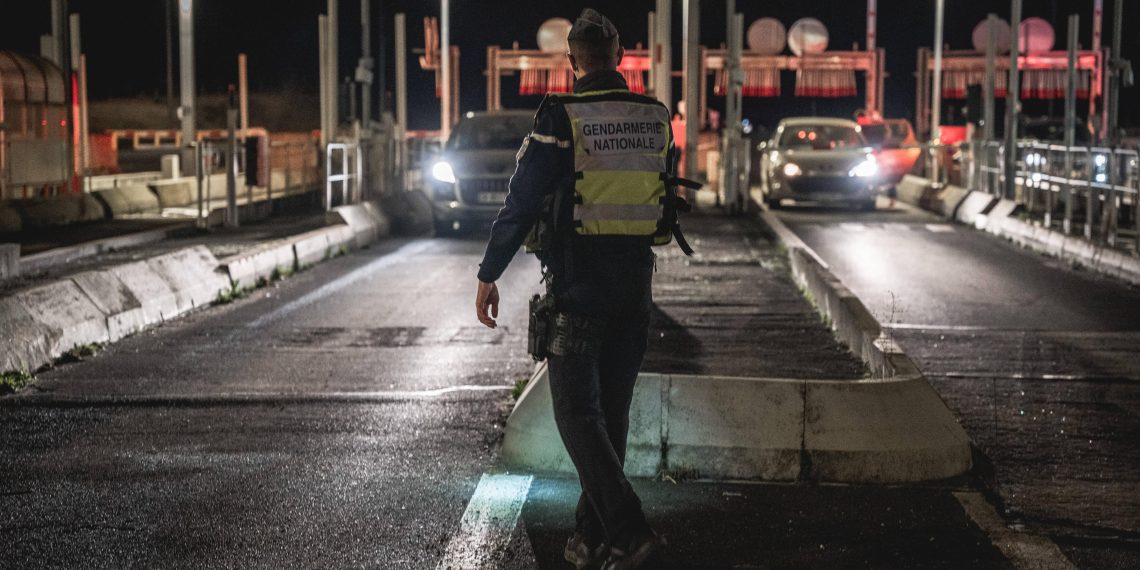 Pyrénées-Atlantiques : un gendarme grièvement blessé après un refus d’obtempérer à un péage