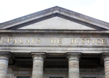 «Il a pété les plombs» : un condamné tente de s’évader du tribunal et étrangle une policière