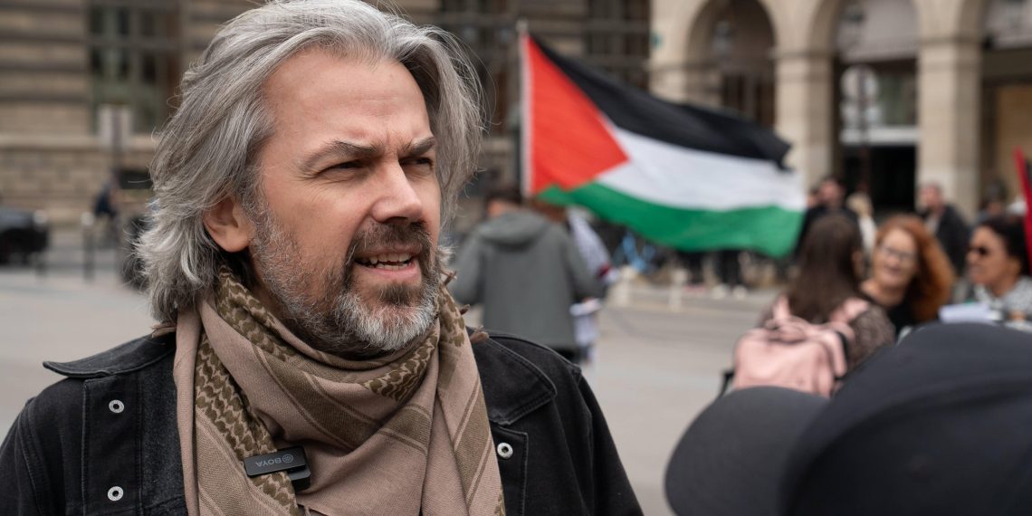 «Abou Aymeric al Versailly reprend le jihad contre Grok !» : Sophia Aram tacle la nouvelle obsession du député pour l’IA de Musk