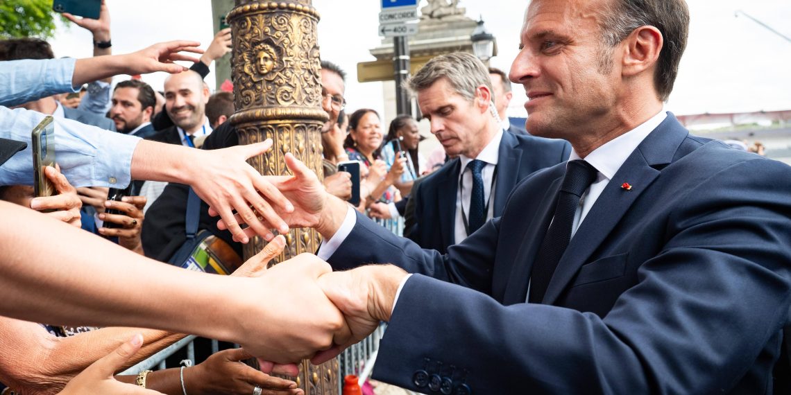 Des figurants embauchés pour acclamer Macron ? L’Élysée dénonce une «fake news»