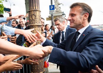 Des figurants embauchés pour acclamer Macron ? L’Élysée dénonce une «fake news»