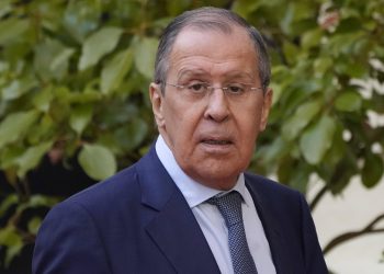 Rencontre Trump-Poutine : le chef de la diplomatie russe s’affiche avec un pull URSS