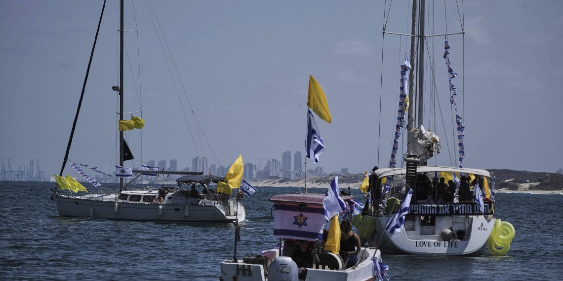 Otages israéliens : une flottille rassemblant des familles de captifs en route pour Gaza