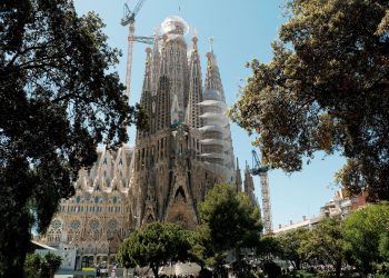 Barcelone : la Sagrada Familia aspergée de peinture par des militants écologistes