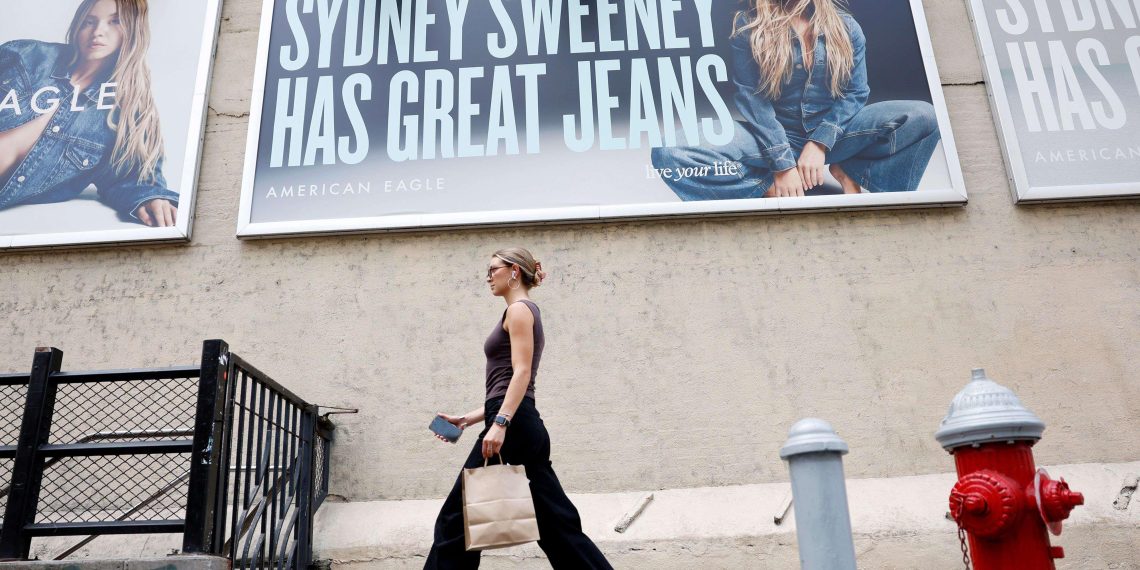 Pub «anti-woke» avec Sydney Sweeney : American Eagle assume sa campagne et refuse de s’excuser