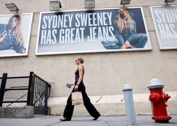Pub «anti-woke» avec Sydney Sweeney : American Eagle assume sa campagne et refuse de s’excuser